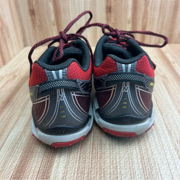 New Balance MT810v2 shoes Mens 8.5 red gray Trail Running sneakers USA MT81RW2 - Picture 4 of 9